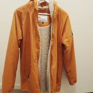  - Varm och mysig jacka från nikitaclothing! Endast använd 3 ggr så den är i nyskick 🌟  Nypris 2000 kr.  Köparen står för frakt och betalning sker via swish! 