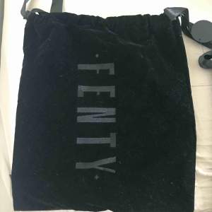 2st svarta velour fenty puma påsar