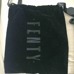  - 2st svarta velour fenty puma påsar