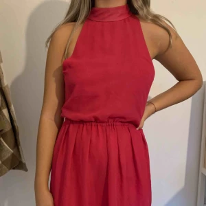  - Jättefin rosa klänning från dry lake i storlek S. Säljer pga att jag aldrig använder den