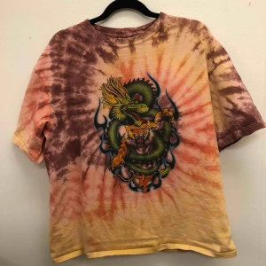  - Häftig secondhand t-shirt ✨ Box fit, skulle nog säga att storleken är som en liten L eller en stor M! Står XL på lappen