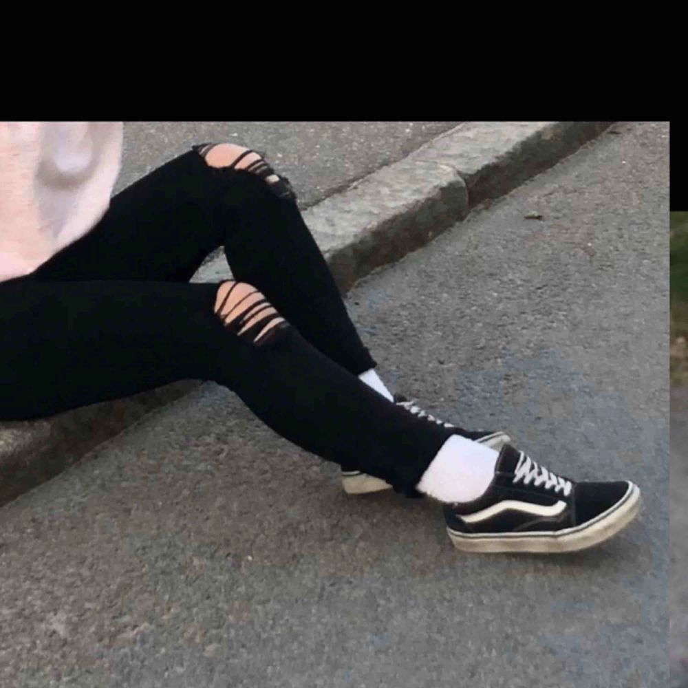 Ett par svarta jeans från Ginatricot med hål på knäna. Endast använda när bilderna tagits. I mycket bra skick!💞. Jeans & Byxor.