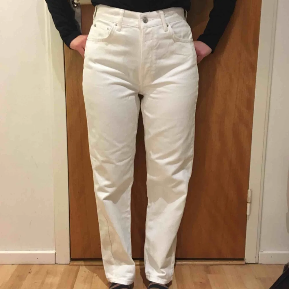 Vita jeans, typ mom jeans modell. Möts i Stockholm! //Två byxor för 80 kr!//. Jeans & Byxor.