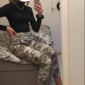  - Säljer dessa as balla byxorna från Lindex! Säljs för att de är alldeles för små i benen och att de inte används! Möts upp i Karlskrona eller fraktar jag❤️ 60kr + frakt 