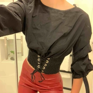  - Supergullig tröja från Chiquelle med puffiga armar och knyte vid midjan som liknar en korsett!! Behöver komma mer till användning.. säljer för 100kr+42kr frakt ☺️🤗😋