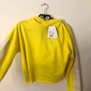  - Gul hoddie med stor mjuk luva! Helt oanvänd👍🏼 