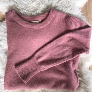  - En ”luden” gammelrosa stickad tröja från Wera Stockholm med lite ”puffärm” som inte kom fram på kameran. Den är i strl L men sitter som en M på mig som brukar ha S. Använd men fin. Köpare betalar för frakt :)