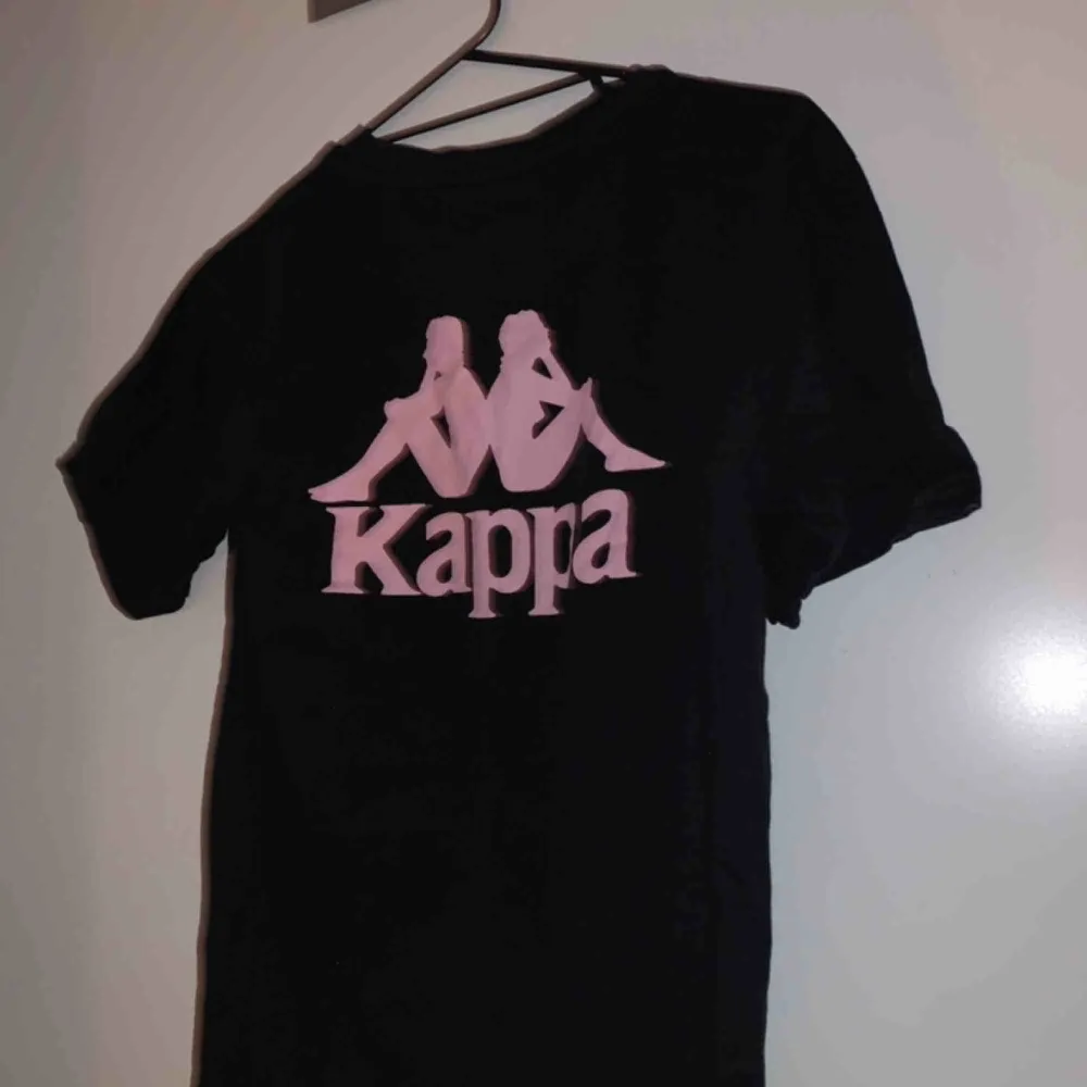 Säljer en svart med rosa kappa tröja:) köparen står för frakten o priset kan diskuteras. T-shirts.