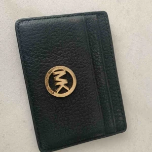  - Korthållare i svart präglat skinn från Michael Kors med guldmärke - mycket gott skick! 