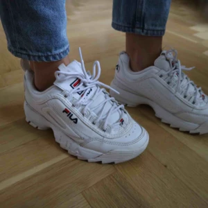  - Säljer mina Fila Disruptor pga använder dem ej längre! Eventuellt aningen trånga. Så passar både 36, 37. I fint skick!    Köparen betalar frakt