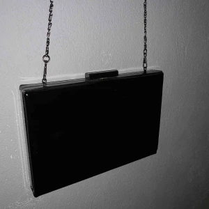  - Väska från Pieces, tror att jag köpt den på Vero Moda. Lack liknande material. Smal lång kedja till. Den är använd och kan ha jätte små repor men det är inget som syns🥰 frakt tillkommer! 