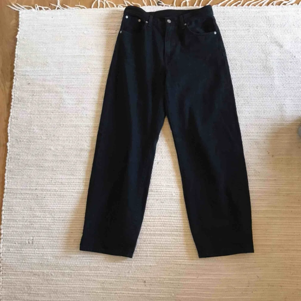 Svarta Levi’s jeans i modellen 90s baggy. Måste tyvärr sälja dem eftersom de är för stora för mig😐 I jättebra skick.  Storlek W:26 L:30.      400kr inklusive frakt. Jeans & Byxor.