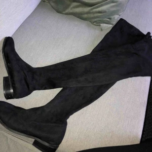  - over knee stövlar med klack från Nelly.com, i storlek 37. På mig slutar dom över knät. Det ända som är att snöret på ena skon är borta men det har jag löst med att klippa av andra skons snöre så man kan knyta dom. ☺️ köparen står för frakten 