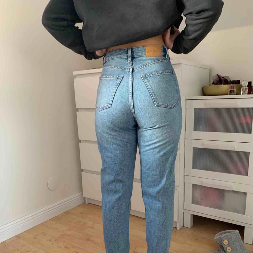 Jättefina mom jeans från monki. Använt max 3 gånger. Jättebra skick. Nypris 400. Jeans & Byxor.