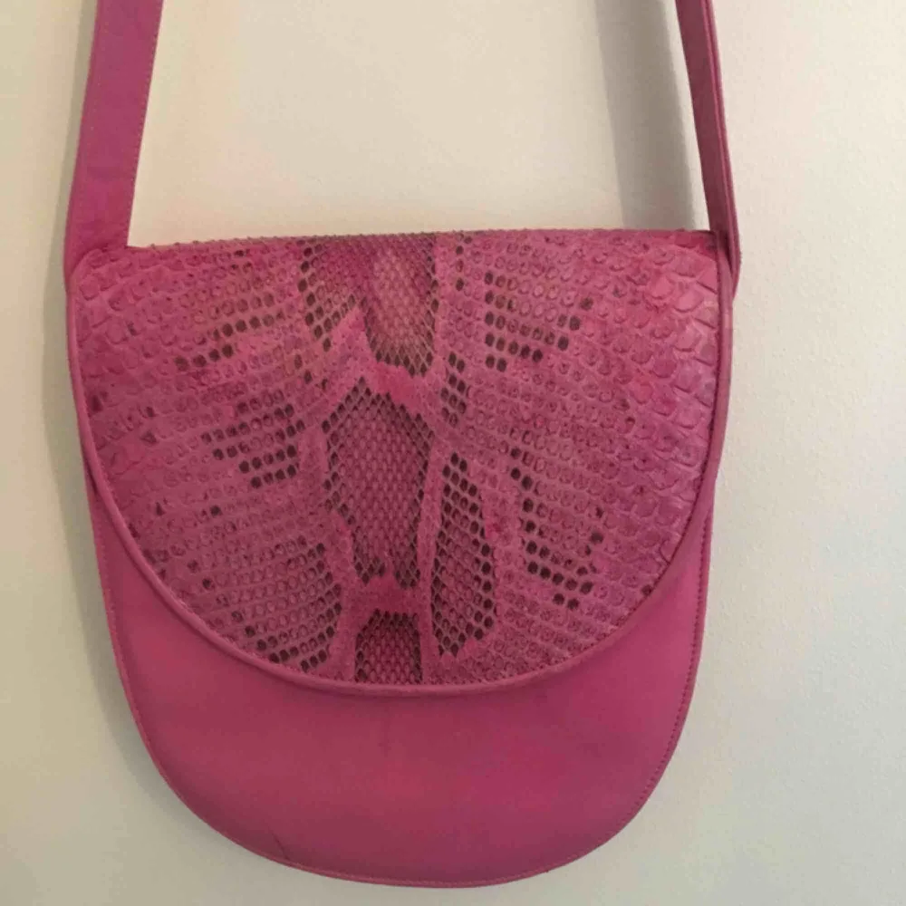 Rosa skinn handväska med med snake print och silvrig insida.  Fint slick💘🎈(vintage) . Väskor.