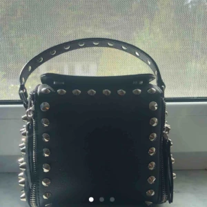 - Helt oanvänd väska från zara med nitar, sååå cool. Rymmer ganska mycket och passar till allt. Säljer för halva priset☺️priset kan diskuteras