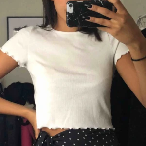  - Vit t-shirt med frill ärmar från Gina Tricot💫 Frakt tillkommer💕💕