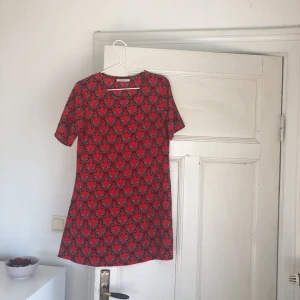  - Snygg klänning/tunika, köpt på asos. Passar en XS och S. Kort i modellen, så passar perfekt en dag på stranden eller till hösten med jeans eller tights under! Frakt tillkommer🌼