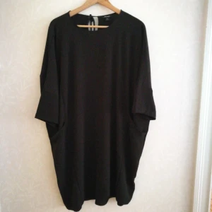  - Kaftan/Klänning från Monki. Storlek XS men det går upp till kanske L.   Ny klänning; inte användas men taggar är borta. Mycket lätt, krympas inte och två stora fickor på sidorna.   A dress/Kaftan from Monki. Size XS but it has room up to L, I think.   Completely new dress; Never worn but I took the tags off. Very nice and light dress with two big pockets on sides. Doesn't need ironing.