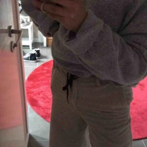 Manchester byxor - beiga manchester byxor ifrån Monki, passar xs-s 🥺