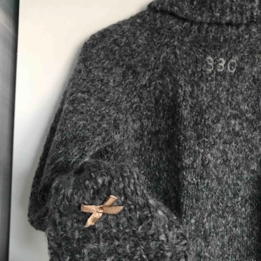 Fin stickad tröja från odd Molly Inköpt för 1200kr Mycket fint skick gjord i alpacka-blandning Perfekt till höst och vinter! Strl 0 alltså Xs/S . Stickat.