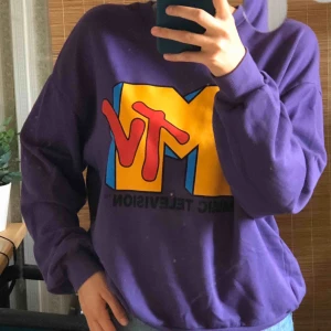  - bershka sweatshirt, knappt använd storlek S💜 så fin och skön, sitter även väligt fint på!  pris 120 + frakt, pris kan diskuteras!