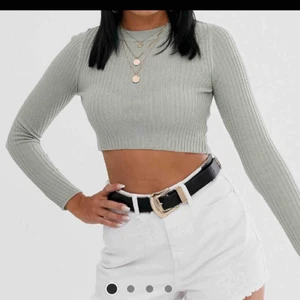  - Snygg pistaschefärgad crop top i strl 36. Aldrig använd. Nypris 230kr.