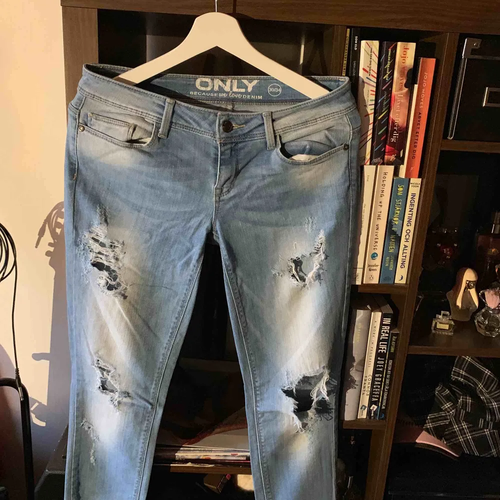 Riktigt coola, slitna jeans från Only i storlek 30/34! Säljes pga de är inte min stil längre. Kan mötas upp i Stockholm annars står köpare för frakt. . Jeans & Byxor.