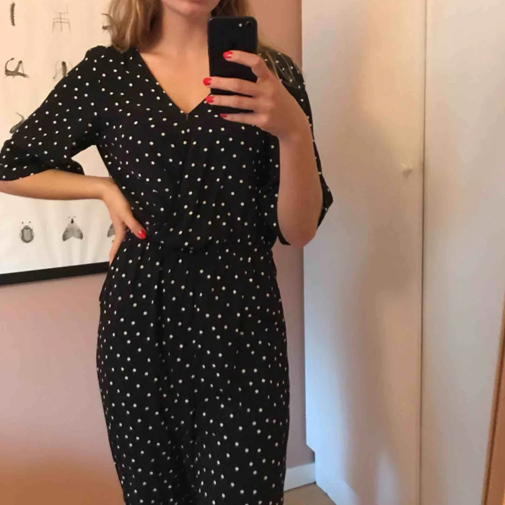 Sååå fin prickig jumpsuit med omlott från Monki som tyvärr inte kommer till användning:( möts upp i Göteborg eller fraktar (köpare betalar frakt)💖. Klänningar.