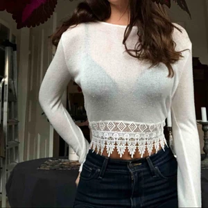  - Skitsnygg vit tröja med spets!! Funkar till typ allt och jättefin att ha under en annan tröja. Bra kvalitet och jätteskön, dock ganska genomskinlig. Du står för frakten. 