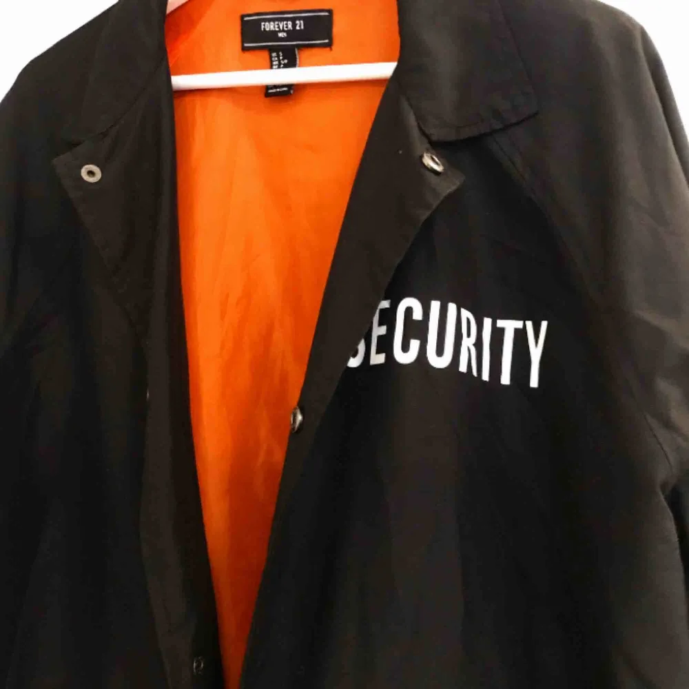 Security kappa.  Tunt vindjacka material.  Orange innanmäte.   . Jackor.