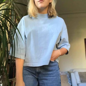 Babyblå topp 💙 -  Jättefin babyblå tröja köpt på beyond retro :) perfekt skick 💙 skriv om du har några frågor & glöm inte kolla in mina andra annonser 🦋✨