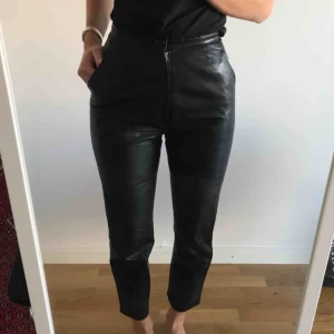  - Svarta läderbyxor