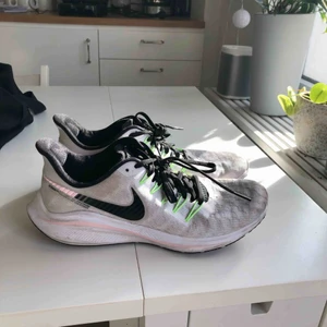  - Nike air zoom vomero, nypris 1499kr. Använda max 5 gånger 