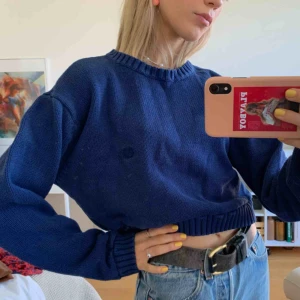  - Stickad croppad marinblå tröja från beyond retro. Köpare står för frakt. 