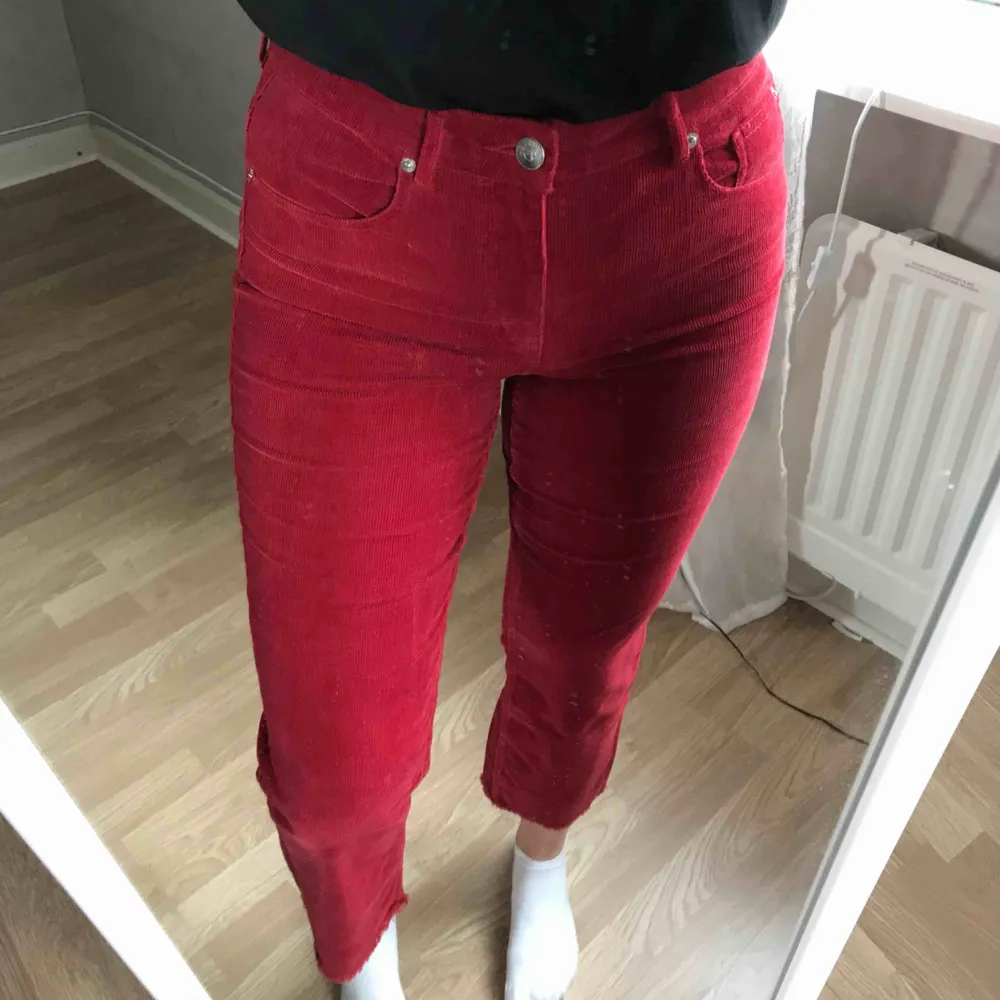 Manchesterbyxa i supersnygg röd färg. Endast använda vid ett tillfälle. Är storlek 40 men skulle säga att dom är mer en 38 (spegeln är smutsig, inte byxorna)  ev. Frakt tillkommer . Jeans & Byxor.