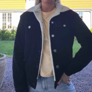  - Jag säljer en svart manchester jacka ifrån bershka, den är i fint skicka, snygg passform och en perfekt höstjacka.