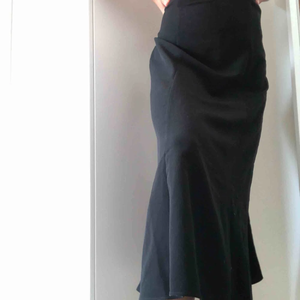 Lång kjol från monki aldrig använd för att den är lite stor i midjan . Kjolar.