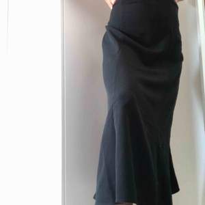 Lång kjol från monki aldrig använd för att den är lite stor i midjan 