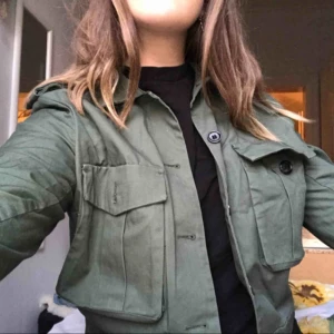  - Storlek 40 men mer som 36/38. Croppad jacka i militär grön färg med två framfickor. Använd fåtal gånger