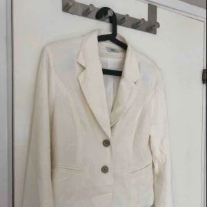  - Fin vit kavaj, inte så använd hänger mest i garderoben därför den säljs annars jätte fin🥰