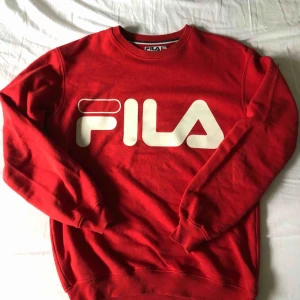  - Säljer denna tröjan pga att jag inte använder den längre. Använt hyfsat mycket men inga synliga effekter. Eventuell frakt tillkommer 