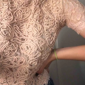  - Jätte fin spets tröja från Zara! Inte kommit till jätte mycket användning då det inte är min stil! Dragkedja på baksidan ❤️❤️❤️har du mer frågor skriv privat!<3