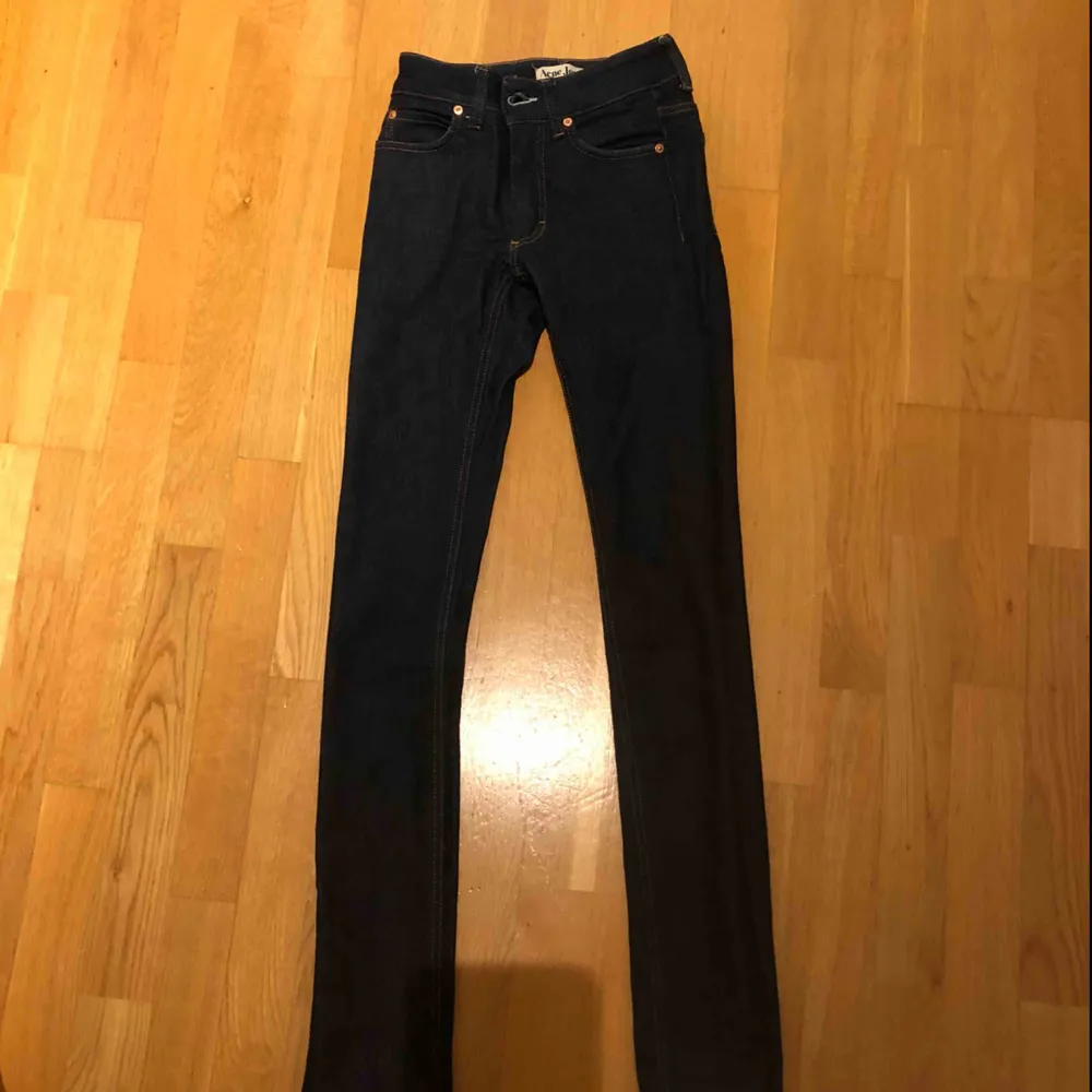 Acne jeans strl: 24/32 i gott skick. . Jeans & Byxor.