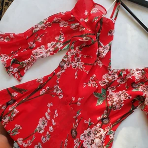  - Hallonröd klänning med öppna axlar.  Klänningen är aldrig använd och har prislappen kvar.   Kan mötas upp i Huddinge, Älvsjö, Årsta, Globen & Västberga 