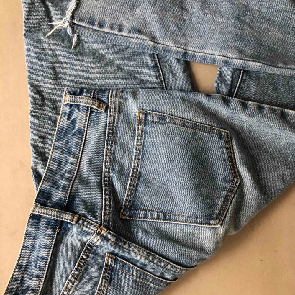 Skulle säga att dom här jeansen passar någon kortare och inte allt för bred i höfterna. Köpta på Brandy Melville, då de har små storlekar. . Jeans & Byxor.