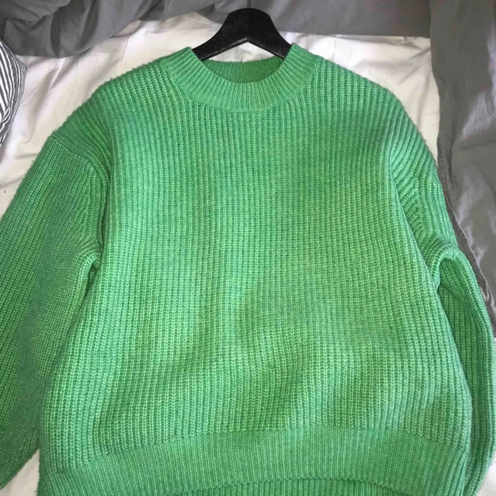 Jättefin grön stickad tröja i väldigt gott skick! Sparsamt använd, oversized fit. Kan mötas upp i Stockholm eller skicka inom Sverige.. Stickat.