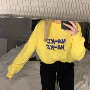  - Gul sweatshirt från na-kd i storlek s! Aldrig använd och frakt tillkommer☺️