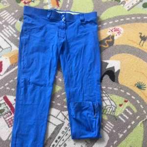  - Oanvända, 3/4 lång med dragkedja längst ned. 