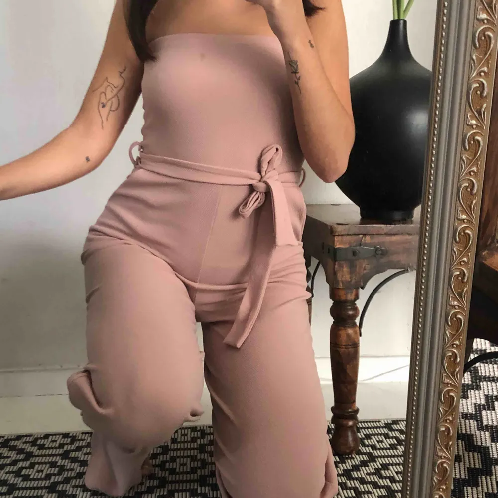 Beige jumpsuit från Nelly! Dm vid intresse 🥰. Övrigt.